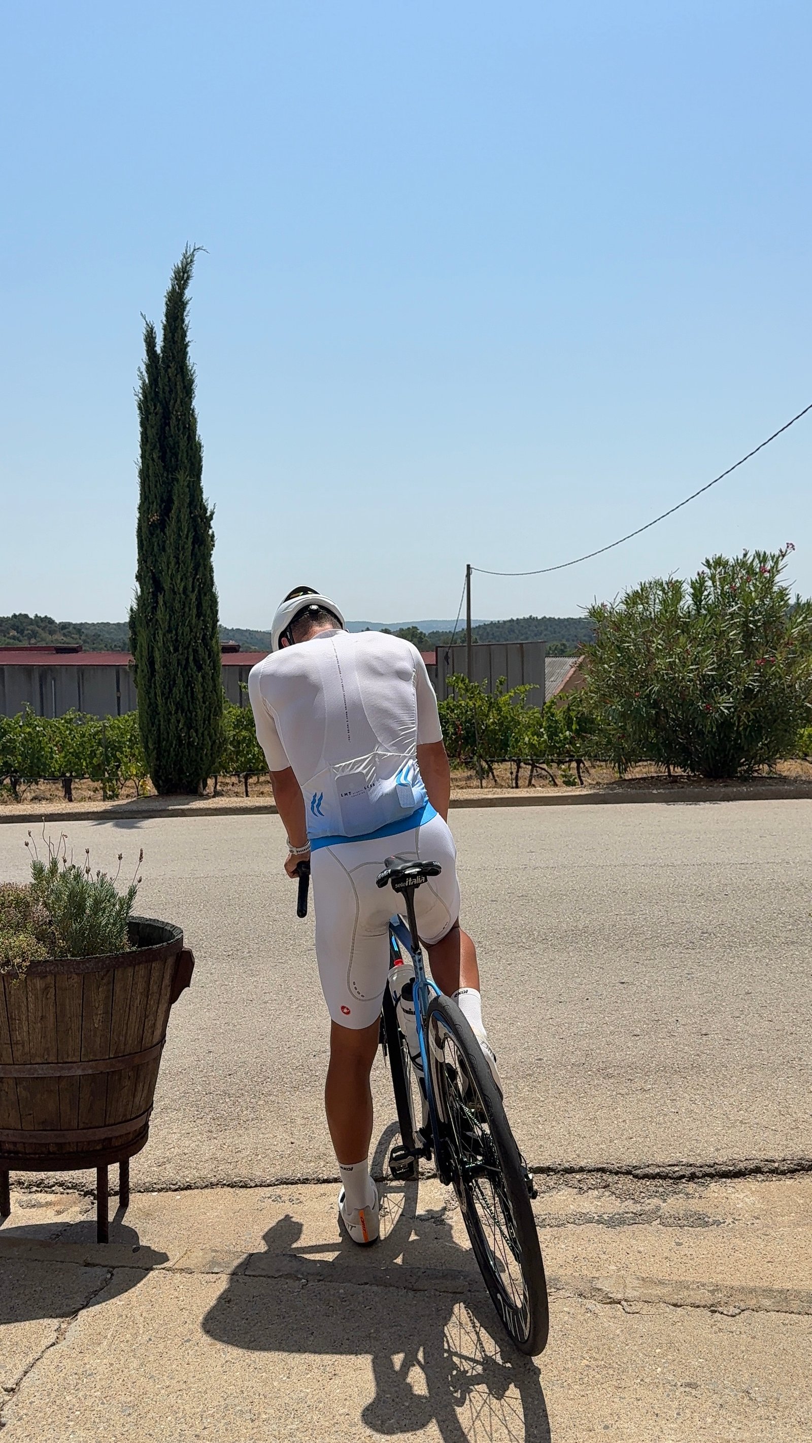 Guillem en bicicleta vist d’esquena