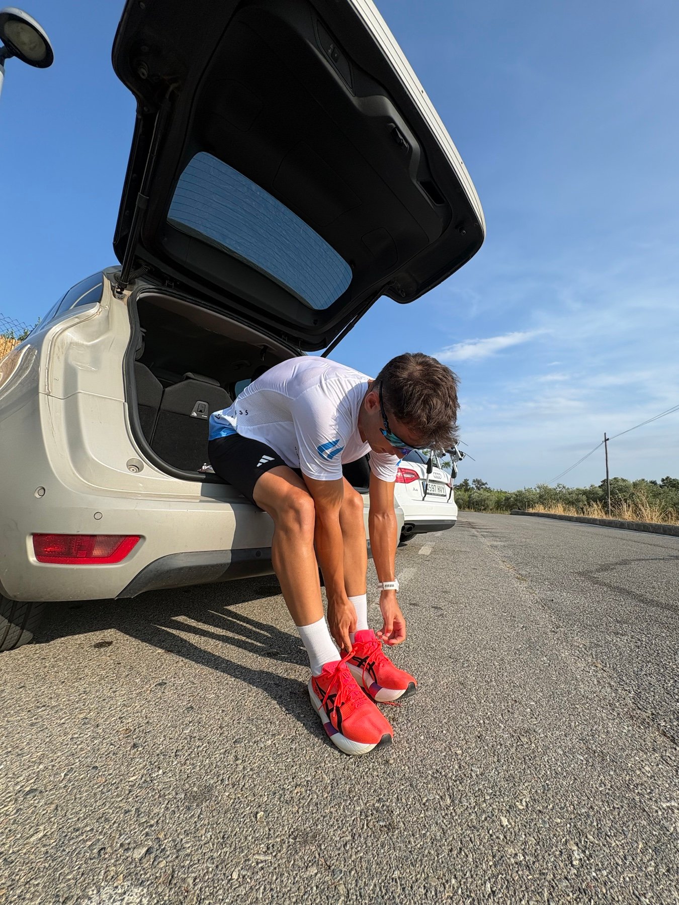 Atleta preparant les sabates abans de córrer